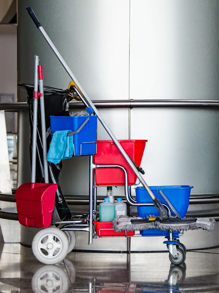 Professionelle Unterhaltsreinigung in Sinzing & Regensburg Reinigungswagen für die Unterhaltsreinigung in Regensburg.