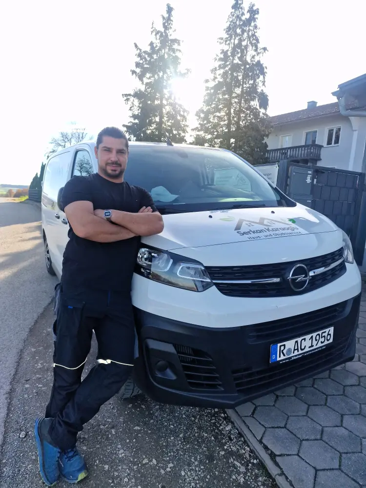 Serkan Karaoglu vor seinem Firmenfahrzeug in Sinzing.